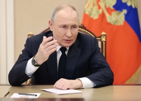 Помогите Путину найти границы: президенту РФ показали карту XVII века, на которой "нет Украины"