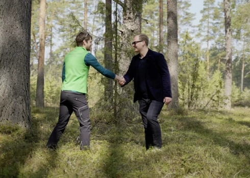 VIDEO: ķeram svešos – Latvijā vairojas mūsu dabai bīstami augi