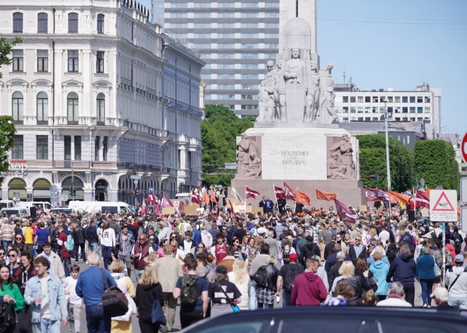 Saeimas opozījas politiķis Ainārs Šlesers 27. maijā Brīvības laukumā bija izsludinājis mitiņu, kura mērķis ir gāzt valdību.