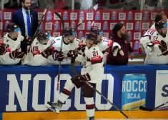 Latvija izrāda sīvu pretestību Kanādai, bet paliek bez pirmā fināla