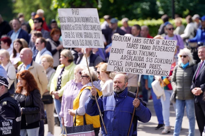 Люди на акции протеста у памятника Свободы. 