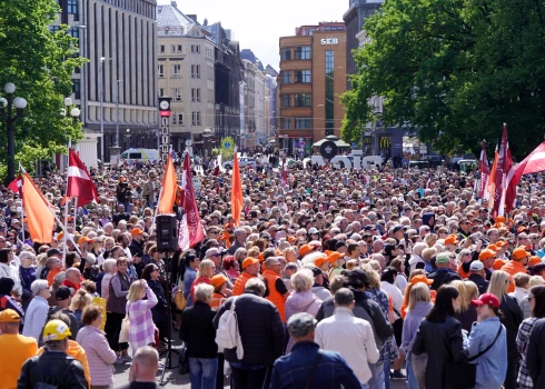 Тысячи латвийцев пришли к памятнику Свободы на организованную оппозицией акцию протеста