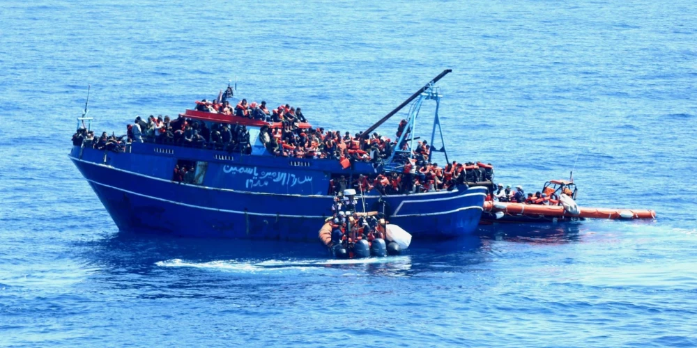 ФОТО: у берегов Сицилии в море благотворительная организация спасла почти 600 мигрантов