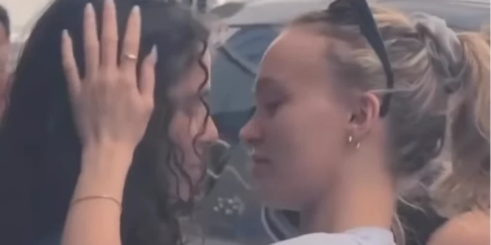 ВИДЕО: дочь Джонни Деппа страстно целовалась со своей девушкой возле аэропорта