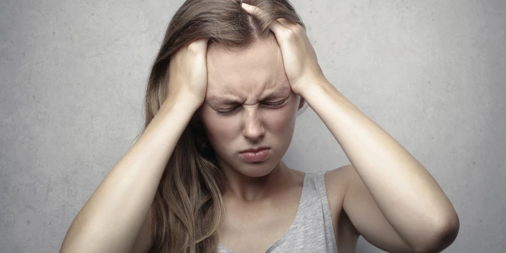 У людей с дефицитом витамина В2 часто болит голова, им сложно заснуть, сконцентрироваться, они становятся раздражительными и быстро устают