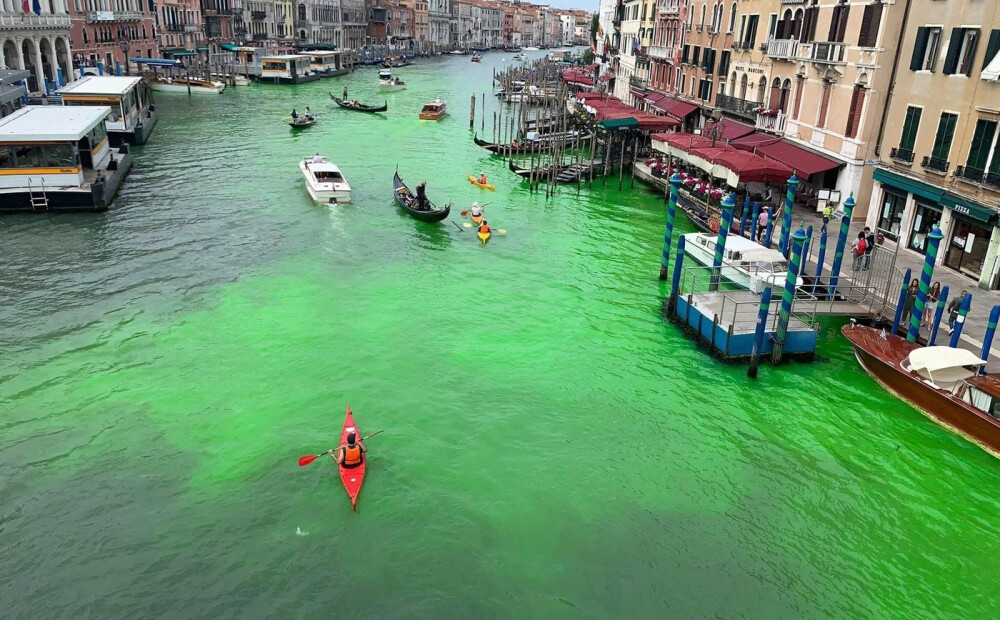 Venēcijas iedzīvotājus un tūristus izbrīna Lielā kanāla pārvērtības