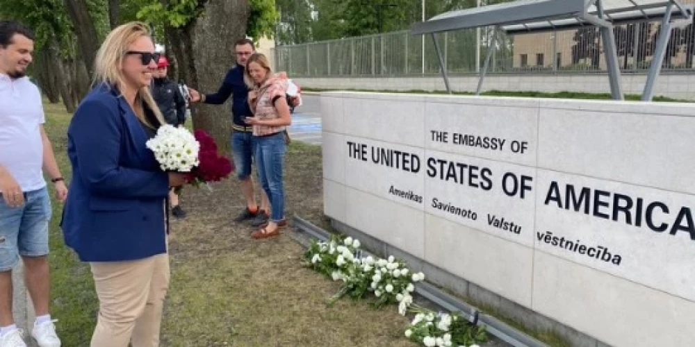 ASV vēstniecība ar humoru uztver Latvijas hokeja līdzjutēju atnestos ziedus
