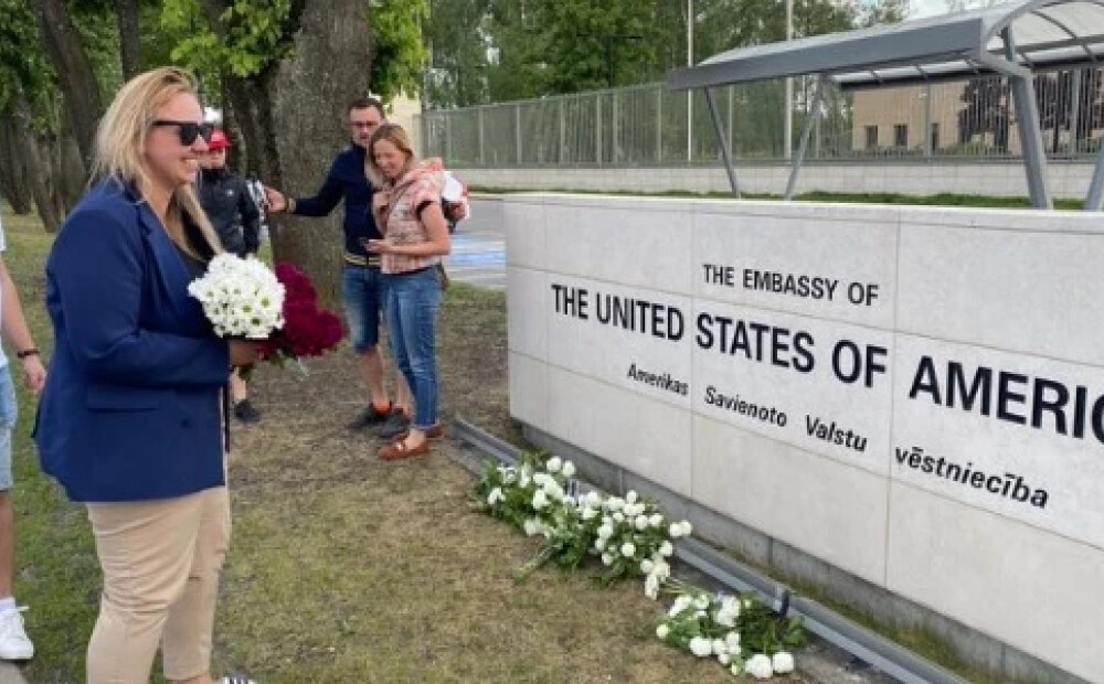 ASV vēstniecība ar humoru uztver Latvijas hokeja līdzjutēju atnestos ziedus