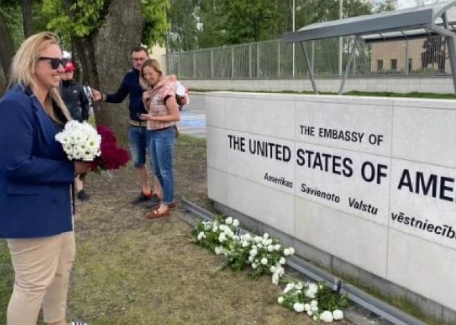 ASV vēstniecība ar humoru uztver Latvijas hokeja līdzjutēju atnestos ziedus