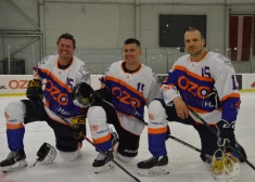 FOTO: bijušie Latvijas izlases hokejisti aizvada zvaigžņu spēli par godu "Ozo" halles jubilejai