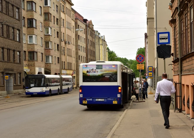 Uzmanību! Rīgas sabiedriskais transports pirmdien kursēs pēc darbdienu grafika