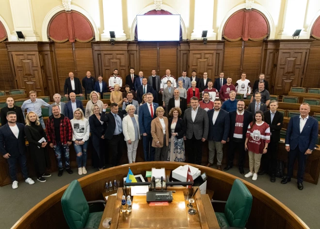 Saeima svētdien īsi pirms pusnakts nolēma pirmdienu, 29.maiju, pasludināt par svētku dienu par godu Latvijas hokejistu izcīnītajām bronzas medaļām. Lēmums tika pieņemts dažu minūšu laikā. Par likuma grozījumu pieņemšanu balsoja 52 un atturējās trīs deputāti. Kopā sēdei bija reģistrējušies 56 deputāti.