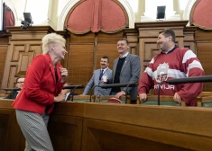 FOTO: hokeja kreklos un priecīgi - Saeimas deputāti  vēlā nakts stundā spriež vai šodien jābūt brīvdienai!