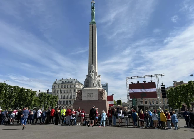 Cilvēki sāk pulcēties pie Brīvības pieminekļa hokejistu sveikšanai; policija slēgs satiksmi Rīgas centrā