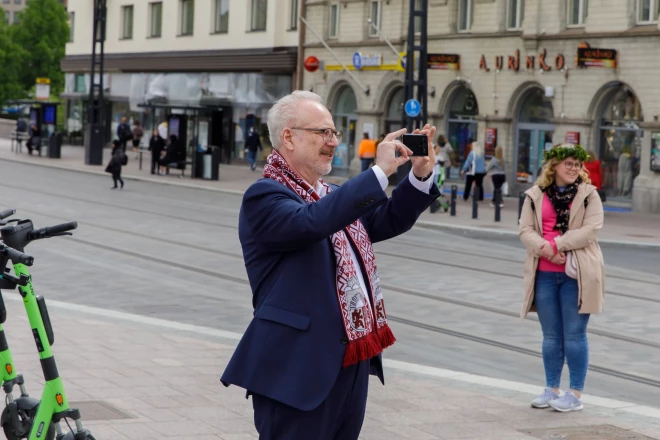 Savu pēdējo darba svētdienu pirms jauna Valsts prezidenta vēlēšanām Egils Levits pavadīja Tamperē līdzsekojot mūsu hokejistu panākumiem.