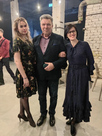 Aktrise Ilze Liepa ar meitu Paulu un viņas vectētiņu, bijušo vīratēvu Gati Stradu.