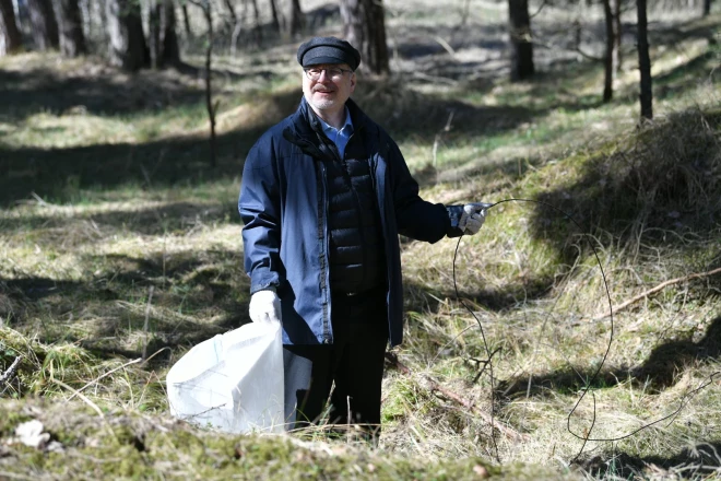 Pirms mēneša Egils Levits Mangaļsalā kopā ar Latvijā akredidētiem diplomātiem sakopa apkārtni. Acīgi ļaudis bija pamanījuši, kā kādā brīdī Valsts prezidentam darba cimdi bija uzvilkti ačgārni.