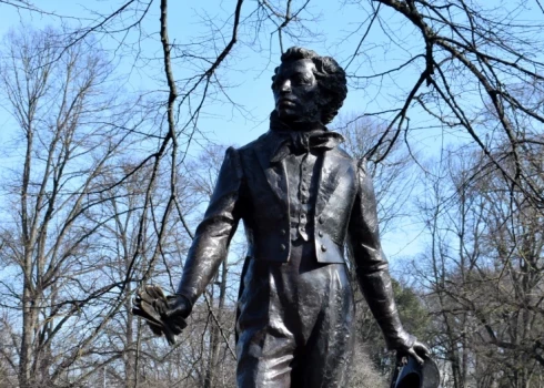 Памятник Пушкину еще не так скоро уберут из парка Кронвалда