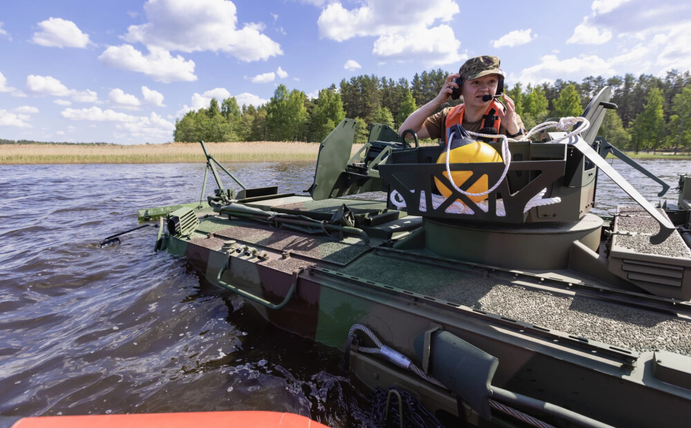 Foto: karavīri izmēģina jaunās bruņumašīnas Lilastes ezerā