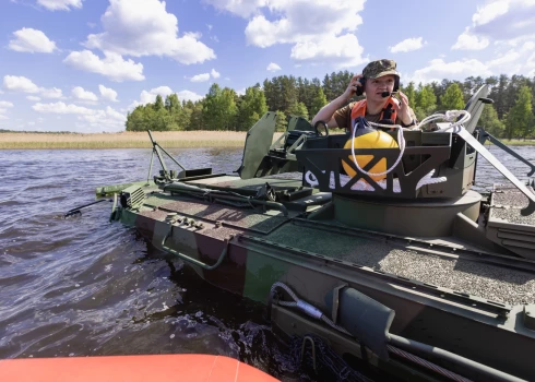 Foto: karavīri izmēģina jaunās bruņumašīnas Lilastes ezerā