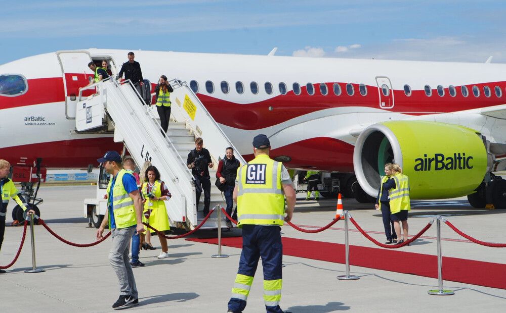 VIDEO: lidostā izritina sarkano paklāju. Latvijas hokejisti pārved mājās bronzas medaļu