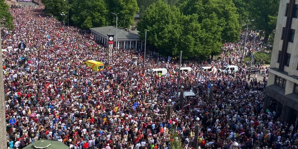 Рига такого еще не видела! Десятки тысяч людей собрались у памятника Свободы встречать сборную Латвии по хоккею