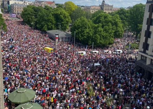 Рига такого еще не видела! Десятки тысяч людей собрались у памятника Свободы встречать сборную Латвии по хоккею