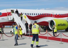 ФОТО, ВИДЕО: латвийских хоккеистов встретили в аэропорту красной ковровой дорожкой и овациями