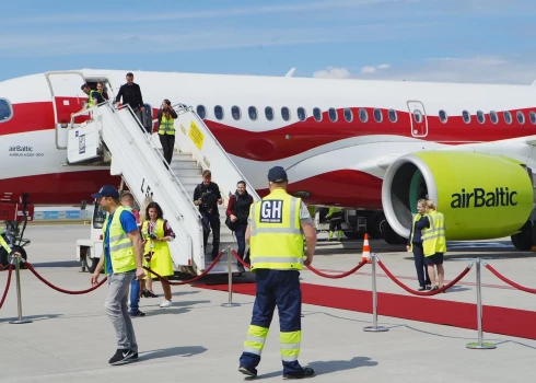 ФОТО, ВИДЕО: латвийских хоккеистов встретили в аэропорту красной ковровой дорожкой и овациями