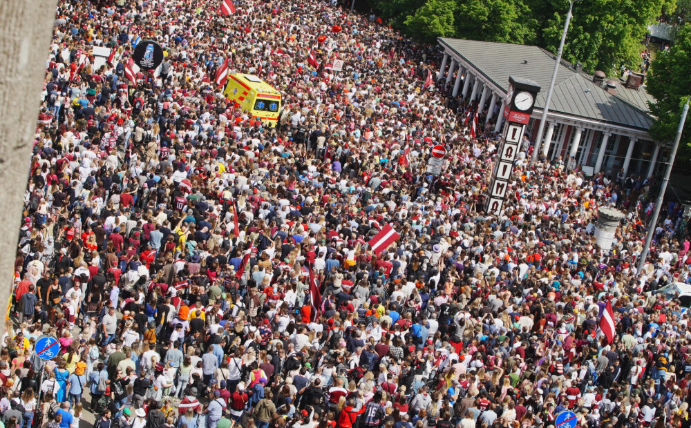 Pie Brīvības pieminekļa tūkstošiem fanu sagaida Latvijas hokejistus