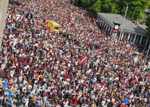 Pie Brīvības pieminekļa tūkstošiem fanu sagaida Latvijas hokejistus