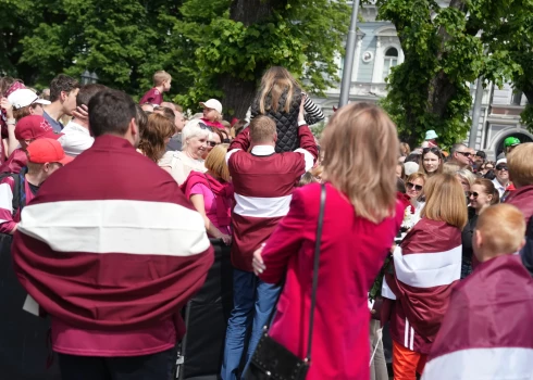 Pie Brīvības pieminekļa notiek bronzas medaļas Pasaules čempionātā hokejā izcīnījušās Latvijas hokeja izlases tikšanās ar līdzjutējiem.