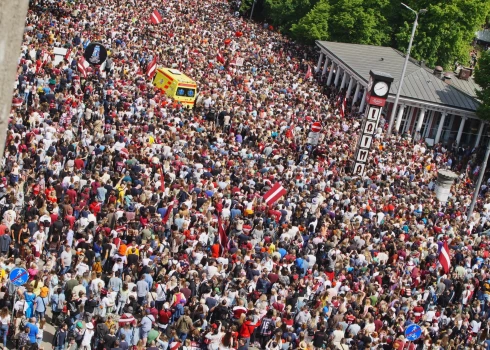 Полиция: латвийских хоккеистов у памятника Свободы встретили не менее 30 000 человек