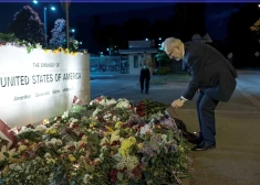 ФОТО: Левитс под покровом ночи возложил цветы к посольству США и порадовался успехам хоккеистов