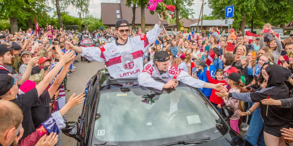 Šodien no pasaules čempionāta atgriezās Latvijas hokeja izlase, kura guva vēsturisku panākumu un izcīnīja bronzas medaļas. Pēc pirmā sagaidīšanas viļņa Rīgā pie Brīvības pieminekļa Jelgavas hokejistus Renāru Krastenbergu un Danu Ločmeli sagaidīja vēl viens pārsteigums – kupls sagaidītāju pulks viņu dzimtajā pilsētā Jelgavā.