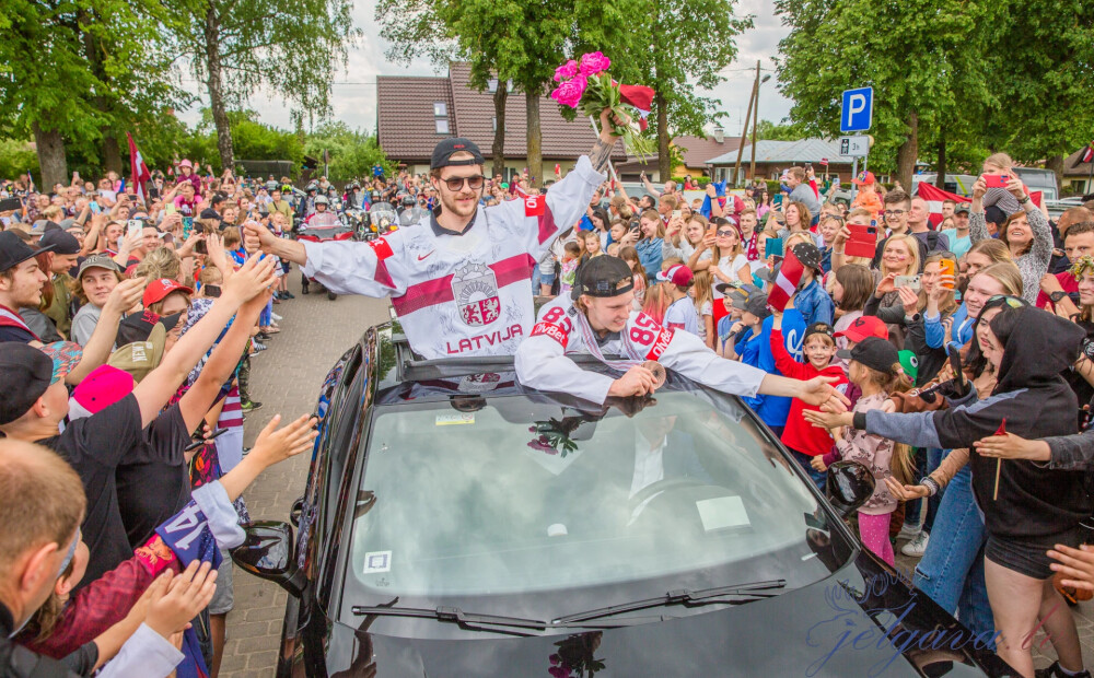 FOTO: Latvijas izlases hokejistus Renāru Krastenbergu un Danu Ločmeli sagaida vēl viens pārsteigums dzimtajā Jelgavā