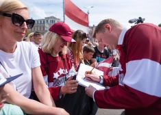 "Смилтенс - главный "хоккеист" страны!": латвийцы не оценили активность политика и публикуют на него фотожабы