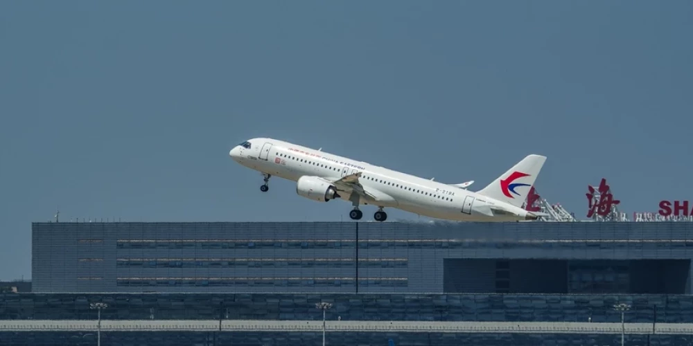 Pirmā lielā Ķīnā konstruētā pasažieru lidmašīna veikusi pirmo komerciālo lidojumu