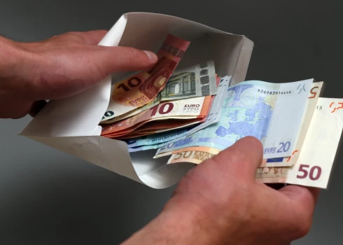   Зарплат "в конвертах" стало меньше: доля теневой экономики в Латвии уменьшилась до 26,5%