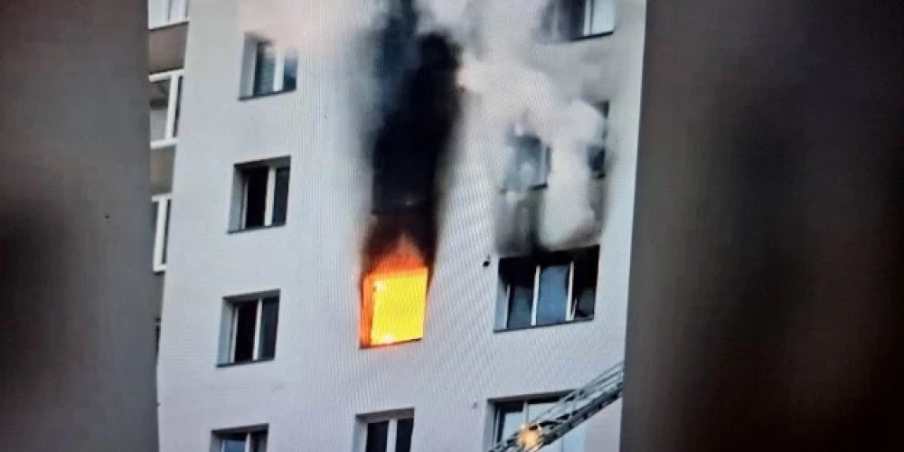 Невероятное спасение! Девочка во время пожара на ул. Баускас перелезла через окно к соседям на 5-м этаже