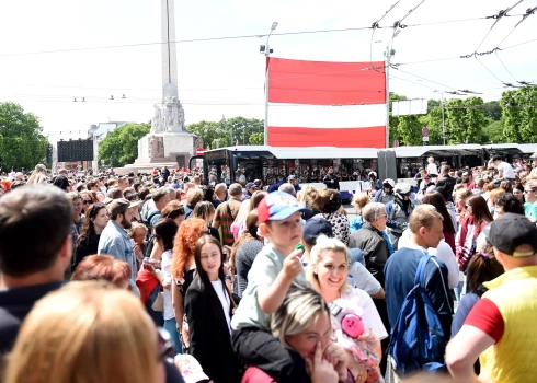 Latvijas hokeja izlases atbalstītāji laukumā pie Brīvības pieminekļa sagaida Latvijas hokeja izlasi pēc izcīnītajām bronzas medaļām Pasaules čempionātā hokejā.