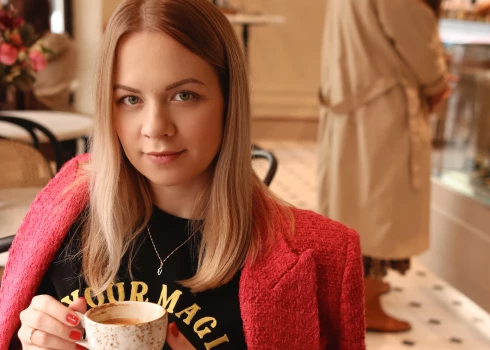 Elizabete uzskata, ka našķiem un kalorijām bagātiem ēdieniem ir vieta daudzveidīgā un sabalansētā uzturā. Šī filozofija viņai krietni atviegloja svara zaudēšanas procesu.