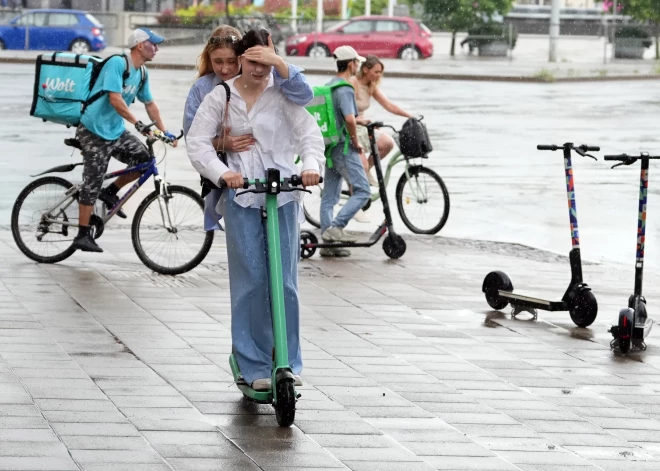 Viļņā daļā vecpilsētas aizliedz iebraukt ar skūteriem un velosipēdiem