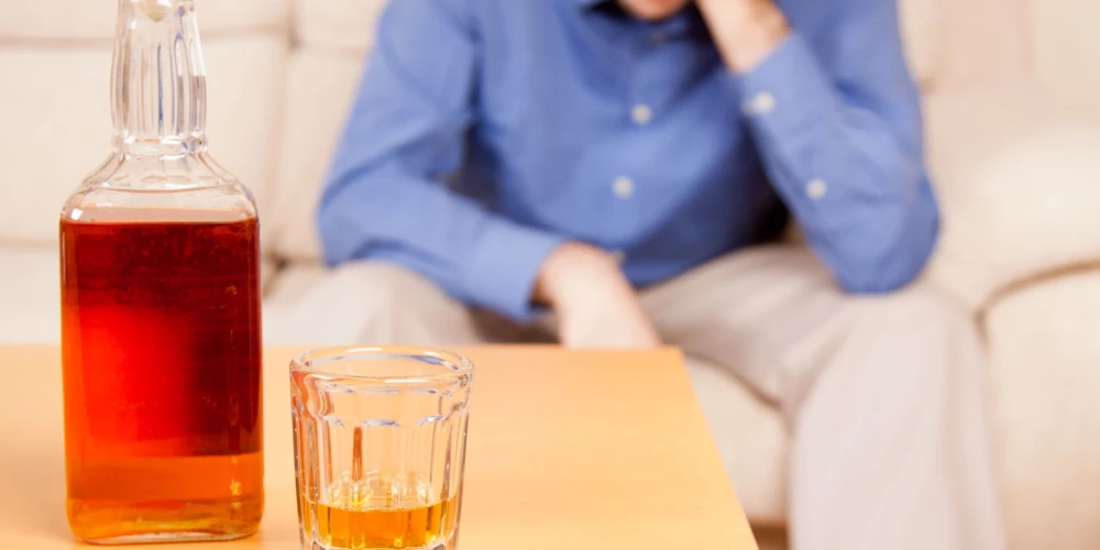 Bīstama provokācija: cilvēku, kurš cīnās ar alkoholismu, apsēdina pie viesību galda, kur visi lieto alkoholu