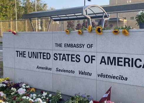 Посольство США в Риге распродает ненужное имущество — компьютеры, мебель и другие подержанные вещи