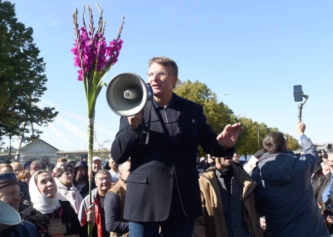 Šlesers mēģinās vākt parakstus referendumam par Saeimas atlaišanu