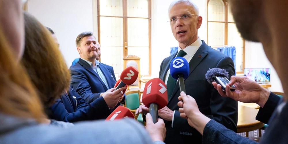 Krišjānis Kariņš žurnālistiem klāsta par savu ieceri paplašināt koalīciju.