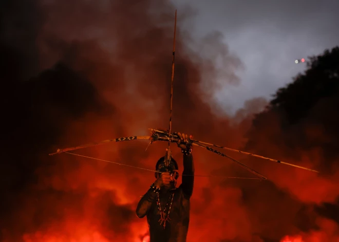 Brazīlijā izcēlušās plašas demonstrācijas un protesti, kuros piedalās tūkstošiem valsts pamatiedzīvotāji – indiāņi. Viņi ir saniknoti par Brazīlijas Kongresa apakšpalātas balsojumu, kas ierobežo indiāņu cilšu jaunu rezervātu atzīšanu.