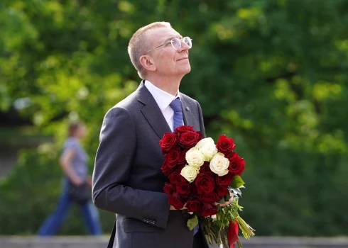 Jaunievēlētais Latvijas Valsts prezidents Edgars Rinkēvičs noliek ziedus pie Brīvības pieminekļa.