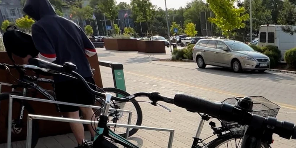 Среди бела дня в безопасном месте: парень лишился велосипеда на парковке у ТЦ